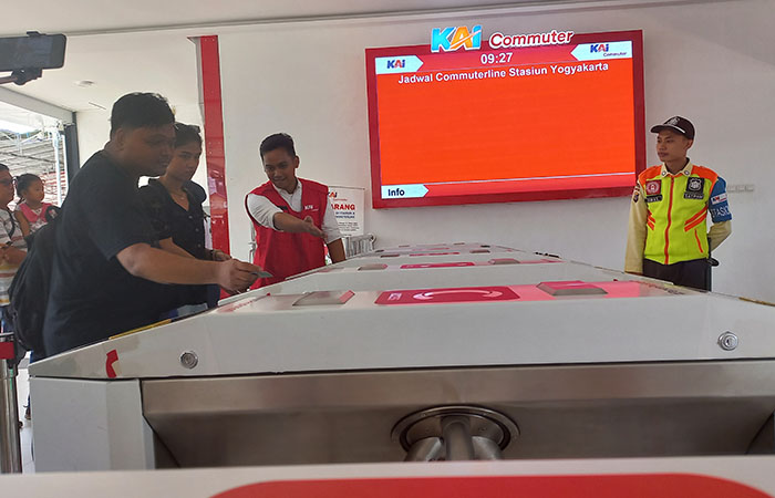 KONDUSIF: Suasana pintu keluar-masuk bagi penumpang KRL di Stasiun Tugu Jogja Sabtu (23/12).&nbsp;