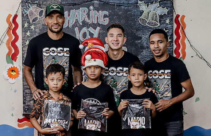 BERBAGI KEBAHAGIAAN: Para pemain PSS Sleman bersama siswa SD BOPKRI Minggir dalam kunjungan untuk merayakan Natal 2023.&nbsp;