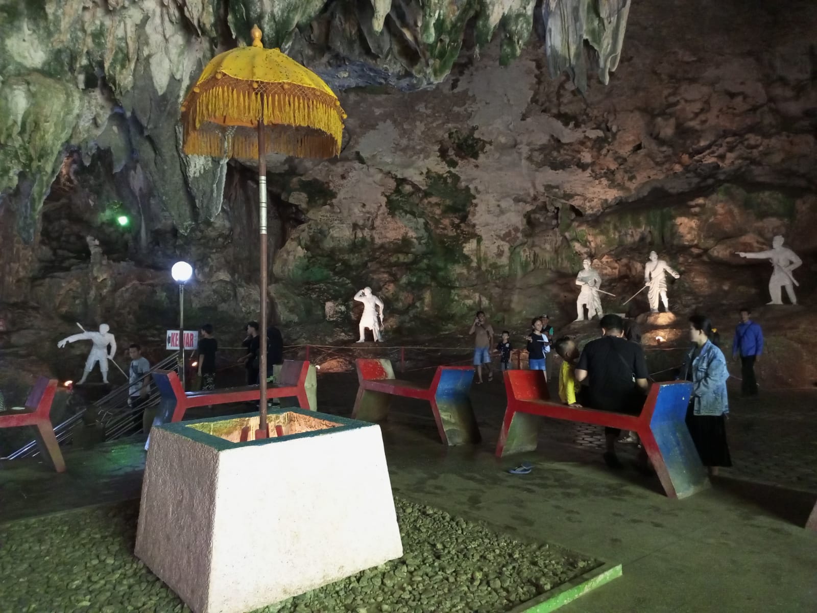 WISATA: Goa yang berlokasi di Kecamatan Ayah ini menawarkan pemandangan stalaktit dan stalakmit yang eksotis. (M Hafied)