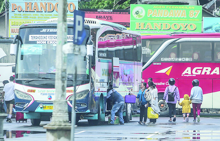 MULAI PADAT: Calon penumpang berjalan menuju bus tujuan Jogja-Jakarta di Terminal Jombor kemarin (1/1). Dishub Sleman memprediksi memprediksi puncak arus balik libur tahun bar