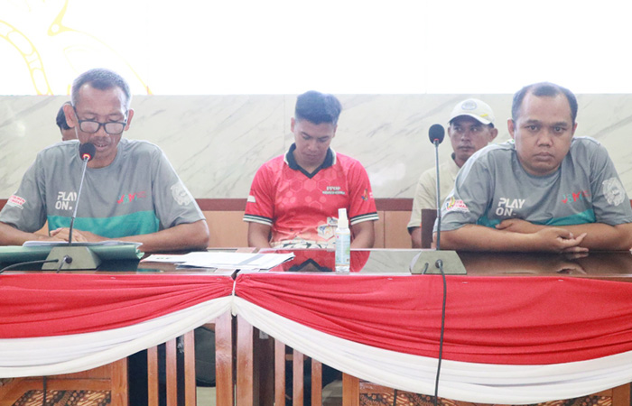 AMBIL SIKAP: Ketua Panitia KBM 2023 Frans Haidar (kiri) menyampaikan keterangan pers terkait tanggapan peserta yang merasa dirugikan.