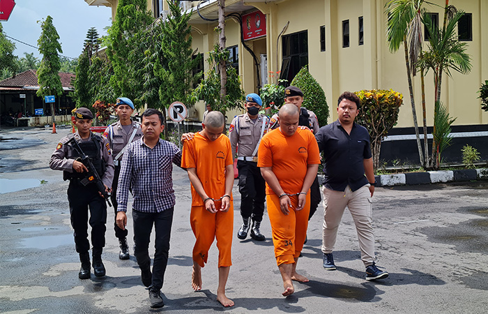 TUNJUKKAN BUKTI: Begini tampang dua pelaku perkelahian beserta barang bukti celurit yang berhasil diamankan oleh Polresta Magelang.
