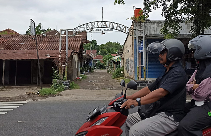 MASIH BERMASALAH: Pengendara melintas di depan gapura gang kawasan tanah kas desa (TKD) di sisi utara Pasar Seni dan Wisata Gabusan, Timbulharjo, Sewon, Bantul kemarin (5/1).