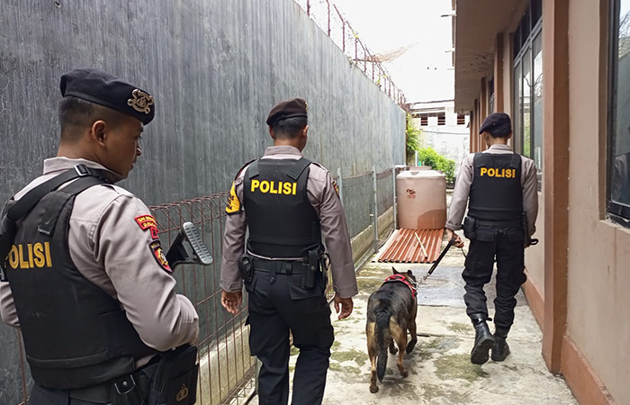 PENGAMANAN: Personel Sat Samapta Polres Kebumen melibatkan anjing K-9 dalam proses sterilisasi gedung sortir lipat suara Pemilu 2024.