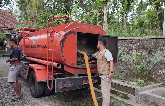 BERLANJUT: Droping yang dilakukan oleh BPBD Bantul untuk wilayah yang terdampak kekeringan. Tahun ini, status kekeringan akan kembali diperpanjang hingga 31 Januari.