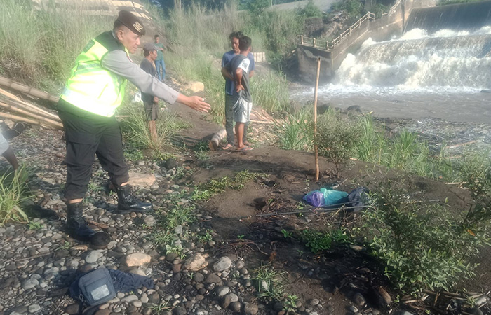 BARANG BUKTI: Aparat kepolisian saat memperlihatkan temuan barang yang diduga milik warga Lendah yang hilang.