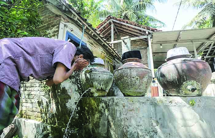 BARANG LAWAS: Penampakan padasan yang sempat eksis pada masanya. Perkakas ini berfungsi sebagai penyimpanan air yang ditempatkan di depan rumah.