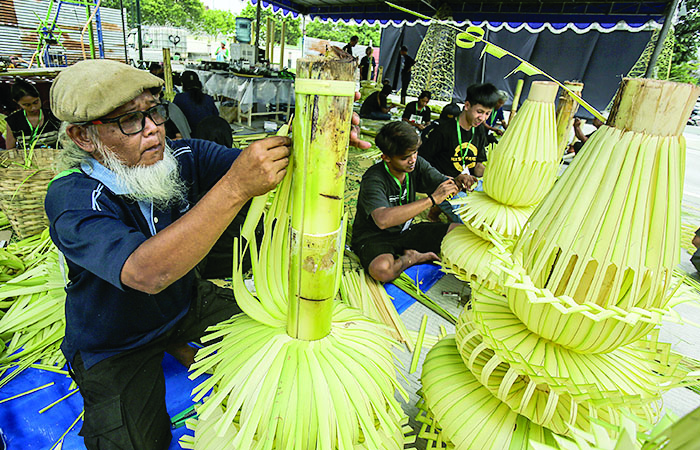Menjelang prosesi Dhaup Ageng atau pernikahan agung BPH Kusumo Kuntonugroho dengan Laily Annisa Kusumastuti, persiapan dekorasi mulai dikerjakan.&nbsp;