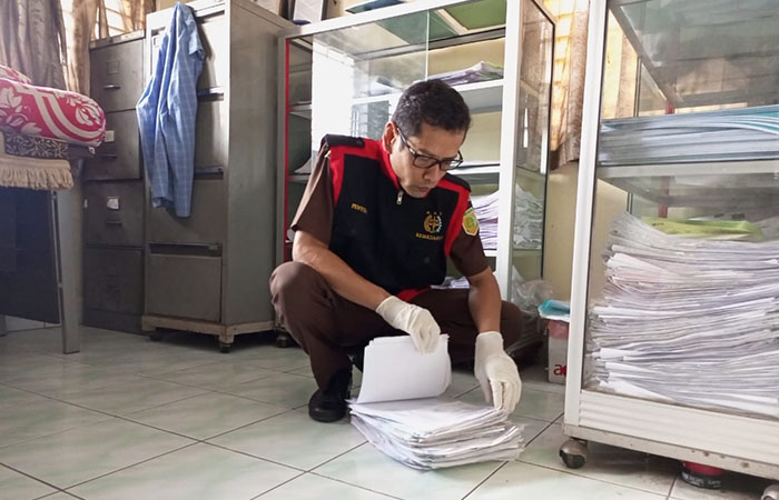 Tim penyidik Kejari Kebumen menggeledah gudang pupuk di Desa Wonokriyo, Kecamatan Gombong. Penggeledahan ini terkait kasus mafia pupuk yang merugikan negara hingga miliaran rupiah.
