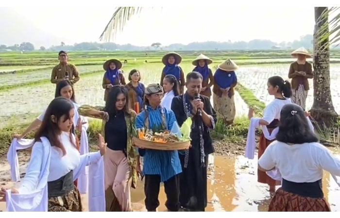 Doa bersama dalam prosesi ruwat rawat Pasar Inis usai tertimpa musibah angin kencang hingga belasan lapak pedagang dan puluhan gazebo mengalami kerusakan pada Minggu (7/1).&nbsp;