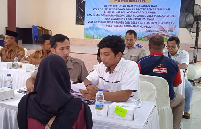 TERIMA TUNAI: Sejumlah warga yang terdampak proyek pembangunan jalan tol Jogja-Bawen mendapatkan uang ganti kerugian (UGR).NAILA NIHAYAH/RADAR JOGJA