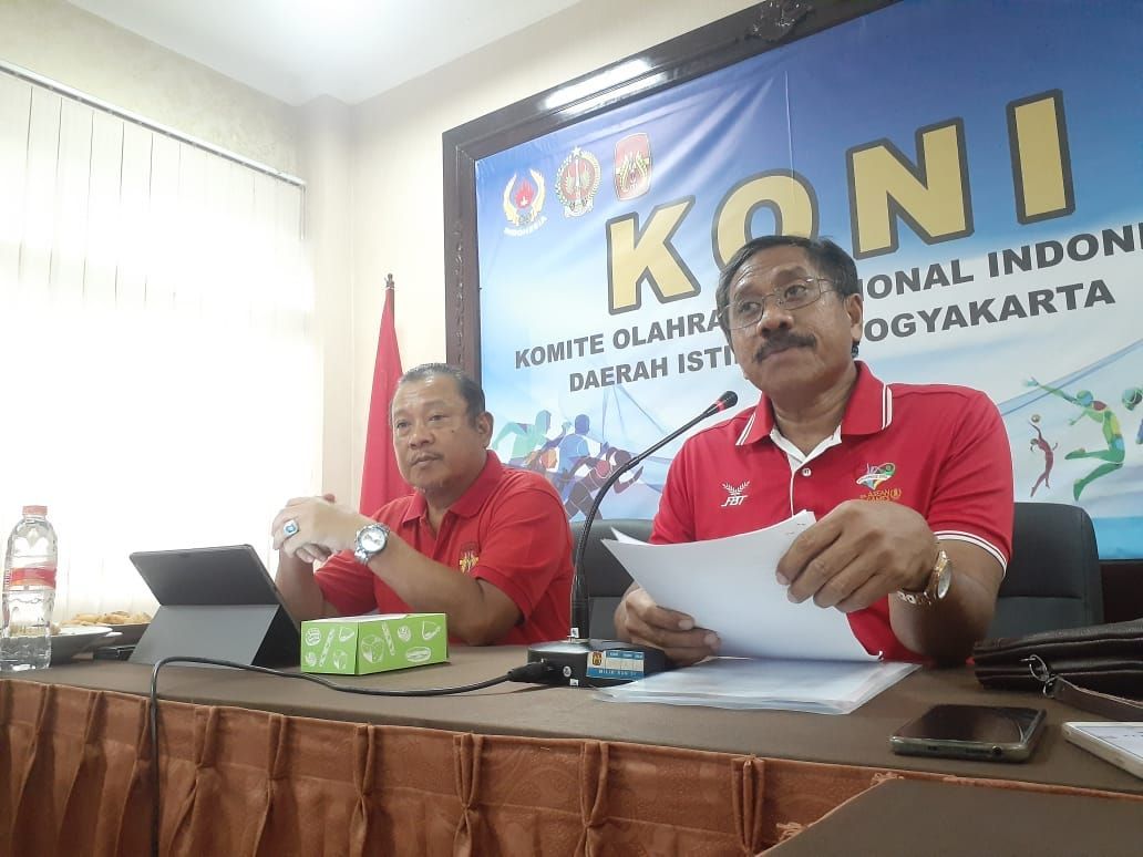 FOKUS: Ketua Umum KONI DIY Djoko Pekik Irianto dan Wakil Ketua Umum II KONI DIY Pramana menjelaskan Puslatda PON XXI 2024 Aceh-Sumut, di kantor KONI DIY, Rabu (10/1).(Rizky Wahyu/Radar Jogja)