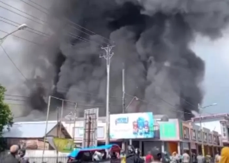 KOBONG: Kebakaran Pasar Ngawen di Kecamatan Ngawen, Kabupaten Blora pada Sabtu (9/1) siang. (ISTIMEWA )