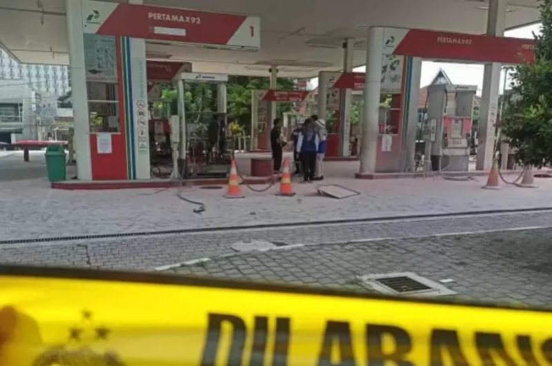 HANGUS: Suasana pasca ledakan SPBU Tembalang dekat dengan kampus Undip. (JAWA POS RADAR SEMARANG )