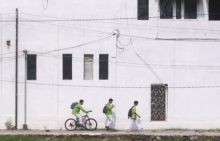 Pelajar tingkat SMP pulang sekolah melintas di kawasan Giwangan, Kota Jogja, kemarin (10/1)