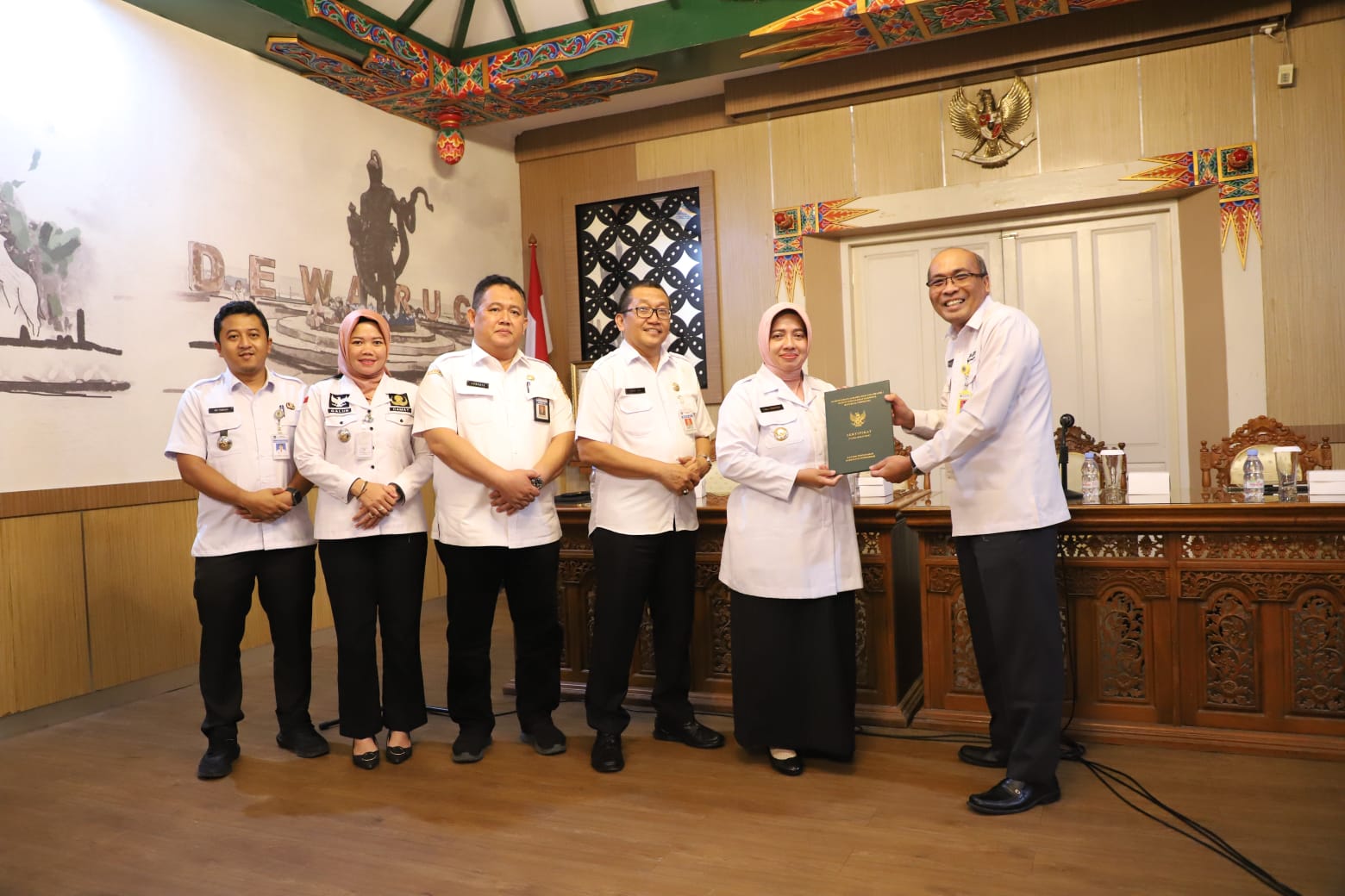 CLEAR: Kepala Badan Pertanahan Nasional (BPN) Kabupaten Purworejo Andri Kristanto saat menyerahkan buku sertifikat tanah aset daerah secara simbolik kepada Bupati Purworejo Yuli Hastuti Rabu (10/1).
