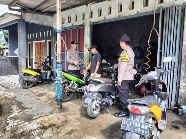 SOSIALISASI: Personel Polsek Puring mendatangi bengkel sepeda motor. Kedatangan polisi itu untuk memberikan imbauan terkait larangan knalpot brong.ISTIMEWA