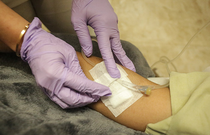 FOKUS: Perawat menyuntikan vitamin ke infus glowing di klinik layanan perawatan kulit Zap Premiere, Kotabaru, Jogja kemarin (12/1).