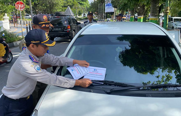 TINDAK TEGAS: Petugas saat menggembok kendaraan yang terparkir sembarangan di Jalan Roro Jonggrang dan sebelah timur Lapangan Pemda Sleman pada Jumat (12/1).