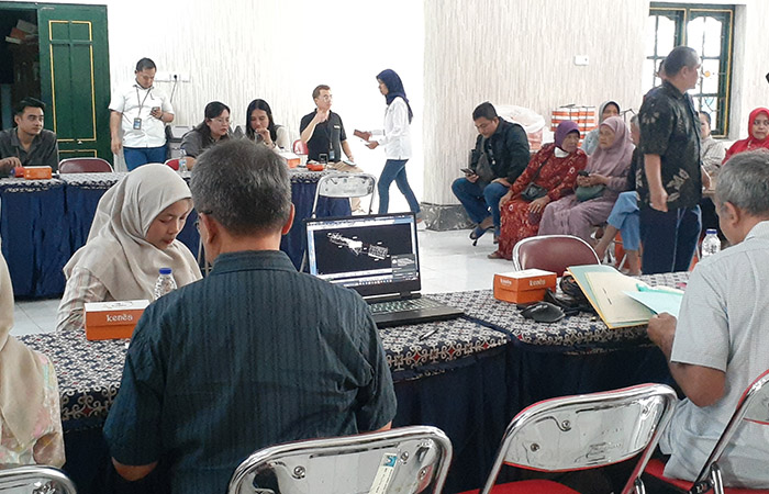 PEMBAYARAN: Suasana pembayaran uang ganti rugi tanah terdampak Tol Jogja-Bawen Seksi 1 di Kalurahan Tirtoadi kemarin (12/1).