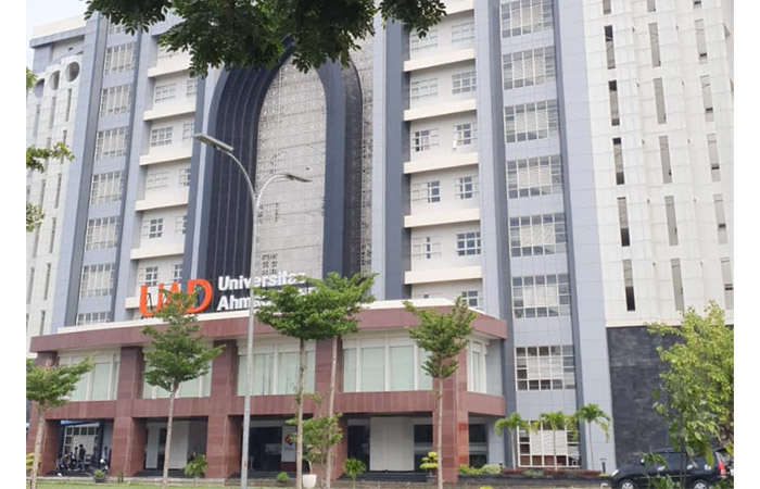 SIAP KERJA - Suasana kampus Universitas Ahmad Dahlan (UAD) Yogyakarta di Umbulharjo, Jogjakarta belum lama ini