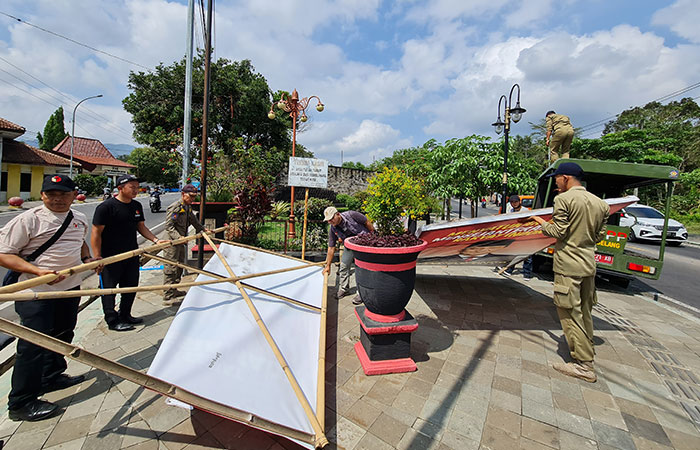 TURUNKAN BALIHO: Tim gabungan menindak ribuan APS yang berbau APK dengan menyisir seluruh kecamatan, beberapa waktu lalu.NAILA NIHAYAH/RADAR JOGJA