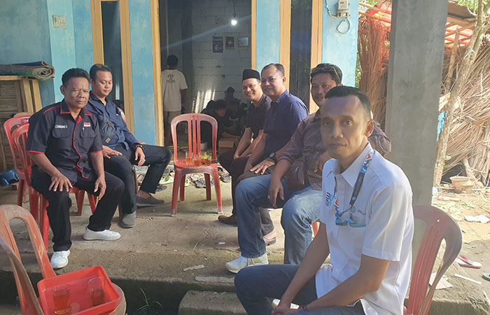BERI SANTUNAN : Kepala Kantor Pelayanan Jasa Raharja Kebumen Eko Gigih Sunatyo (baju putih) mendatangi rumah duka korban kecelakaan yang meninggal usai tertimpa baliho caleg. (ISTIMEWA)