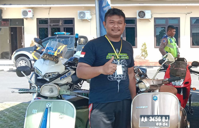 BARANG ANTIK : Bripka Ratna Kurniawan sosok personel Polres Kebumen yang gandrung mengoleksi vespa.Bripka ratna kurniawan untuk radar jogja