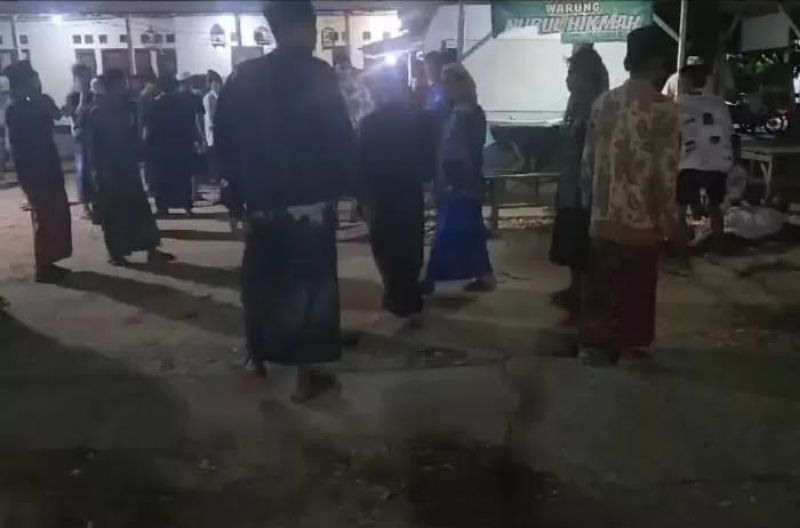LANGSUNG: Sejumlah warga berdatangan ke TKP tewasnya empat warga di Desa Bumi Anyar, Kecamatan Tanjung Bumi, Bangkalan, Jawa Timur, pada Jumat (12/1)(Radar Madura)