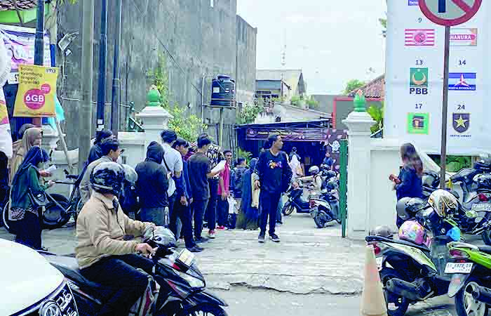 ANTRE PANJANG: Suasana hari terakhir pendaftaran DPTb yang akan pindah memilih di Gedung KPU Kota Jogjakarta kemarin (15/01).