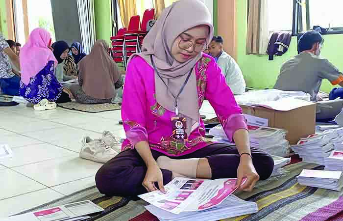 KEJAR TARGET : Petugas fokus merampungkan proses sortir lipat surat suara Pemilu 2024 yang berlangsung di gedung PLUT Kebumen.