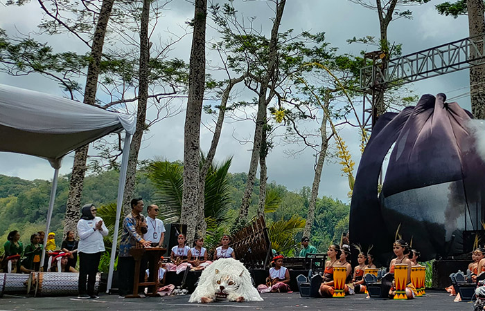 MEMORI 34 TAHUN LALU: Gubernur DIJ HB X saat meresmikan prasasti Bedhol Desa Sermo di lahan parkir Waduk Sermo, Hargowilis, Kokap, Kulon Progo, kemarin (15/1).