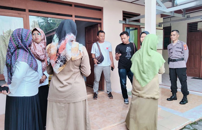 SELIDIKI: Sejumlah anggota Polres Kulon Progo mendatangi SDN Kemukus usai mendapatkan laporan tentang pencurian barang milik sejumlah guru saat ditinggal upacara bendera, kemarin (15/1).&nbsp;