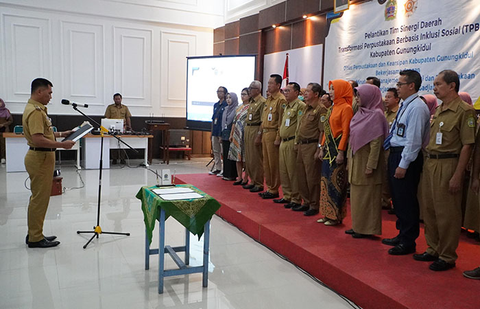 EDUKASI MASYARAKAT: Bupati Gunungkidul melantik tim TPBIS di Kantor Dinas Perpustakaan dan Kearsipan Gunungkidul, kemarin (15/1).
