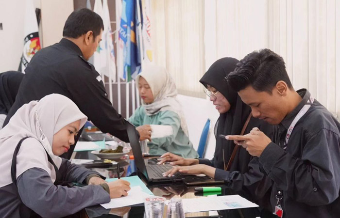 PENDAFTARAN: Suasana saat masyarakat mengurus pindah memilih di kantor KPU Sleman