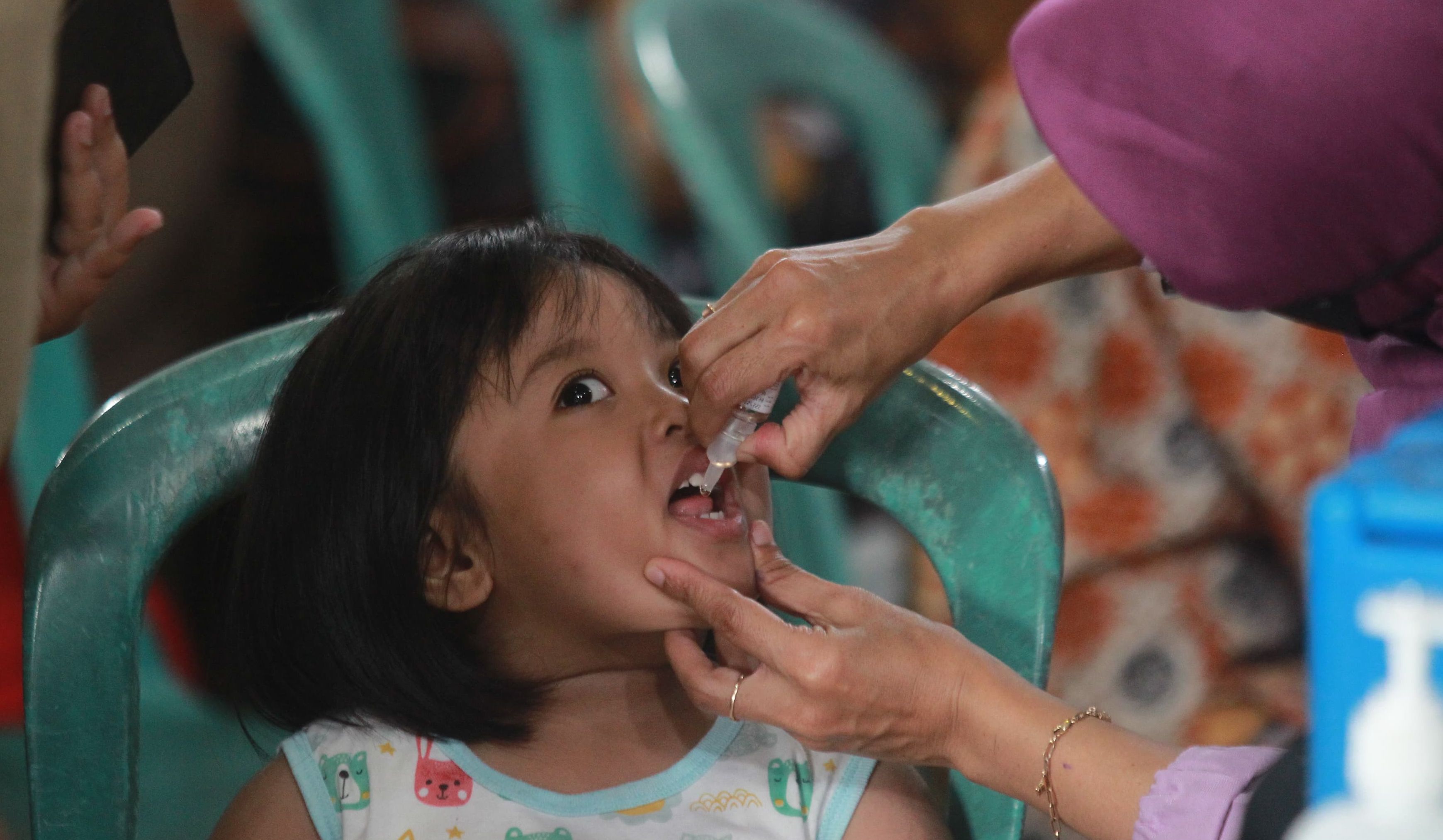 SEHAT: Petugas kesehatan meneteskan vaksin polio kepada anak saat Sub Pekan Imunisasi Nasional (PIN) Polio di aula Kantor Kalurahan Caturharjo, Kapanewon Sleman, Sleman, Senin (15/1).
