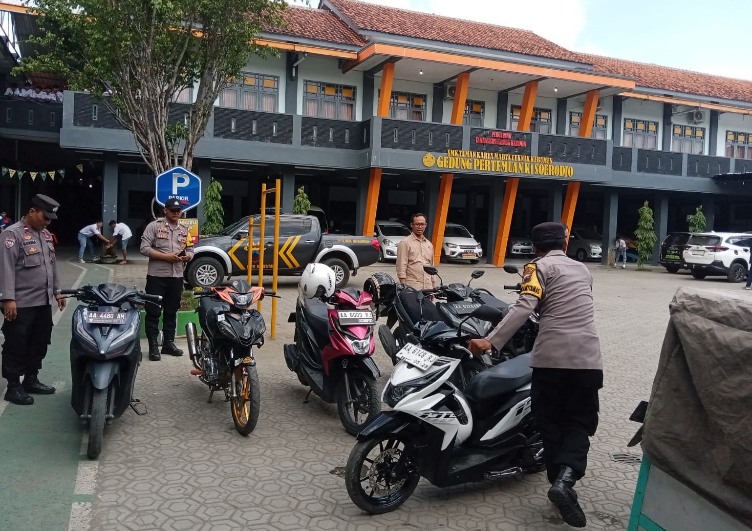 ZERO : Personel dari Polsek Kebumen menyambangi SMK Taman Karya Madya untuk penertiban knalpot brong pada kendaraan pelajar.Humas Polres Kebumen