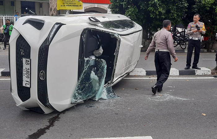 Mobil yang dikendarai sopir ngantuk menabrak mobil yang parkir di Jalan Wirobrajan Jogja (17/1/2024).Humas Polresta Jogja