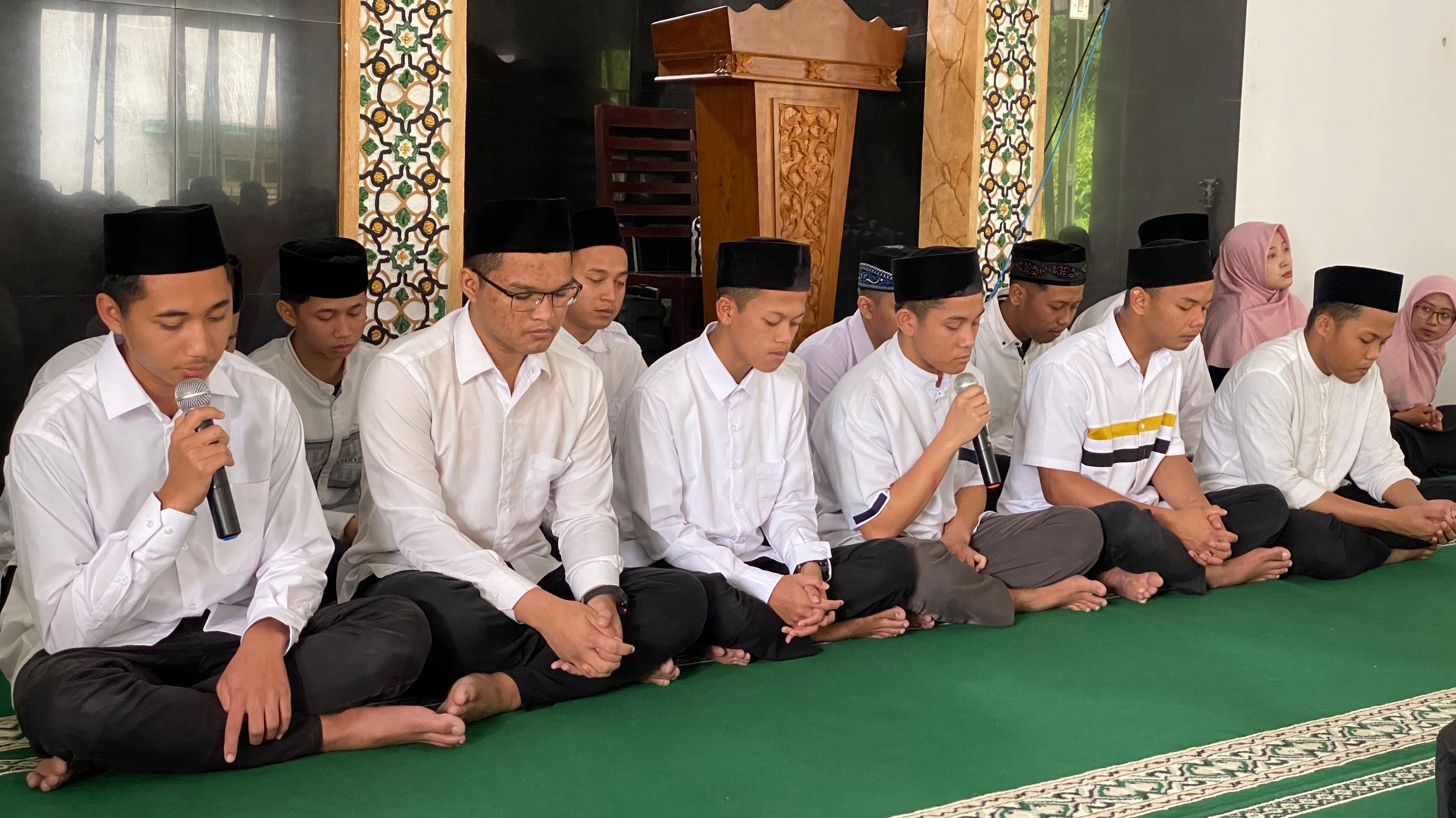 SILATURAHMI: Mahasiswa UAD Jogjakarta ke pondok pesantren.Humas UAD