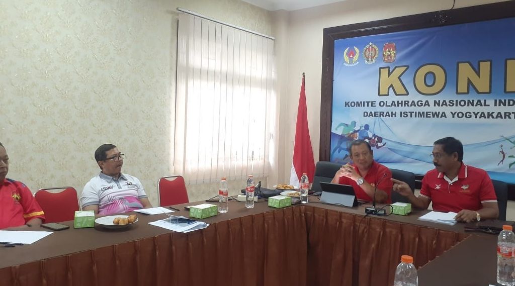 FOKUS: Ketua Umum KONI DIY Djoko Pekik saat rapat dengan jajaran pejabat KONI yang lainnya.Rizky Wahyu / Radar Jogja