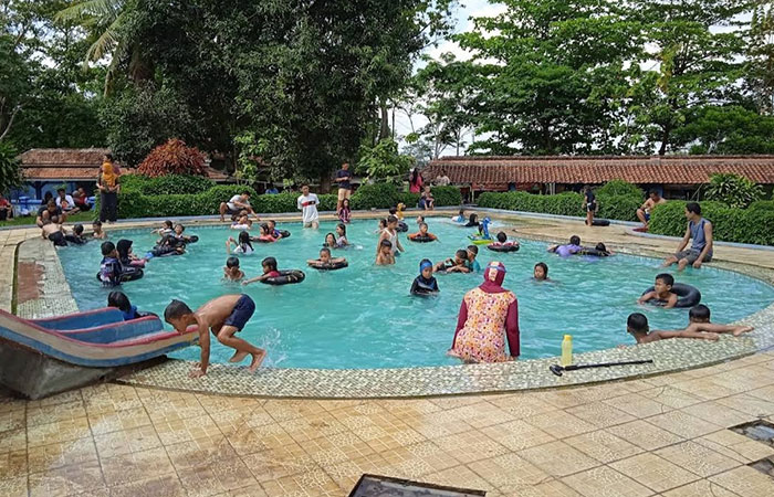 RAMAI: Suasana Kolam Renang Arta Tirta Purworejo sebelum dilakukan penutupan, ramai dan banyak pengunjung.ISTIMEWA