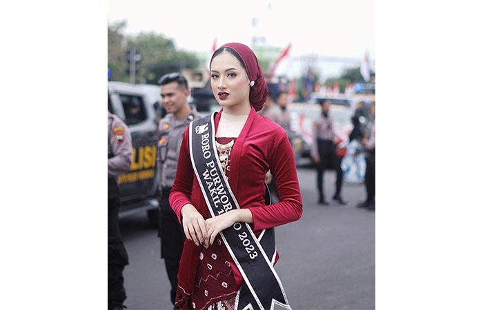 PERCAYA DIRI: Dina Amalia saat kenakan turban pada momen-momen tertentu untuk terlihat lebih fashionable.