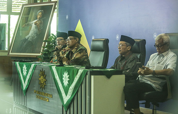 HISAP WUJUDUL HILAL: Ketua Umum PP Muhammadiyah Haedar Nashir (kedua dari kiri) saat memberikan keterangan pers terkait penetapan Ramadan 1445 H di Kantor PP Muhammadiyah Jogja, kemarin (20/1).