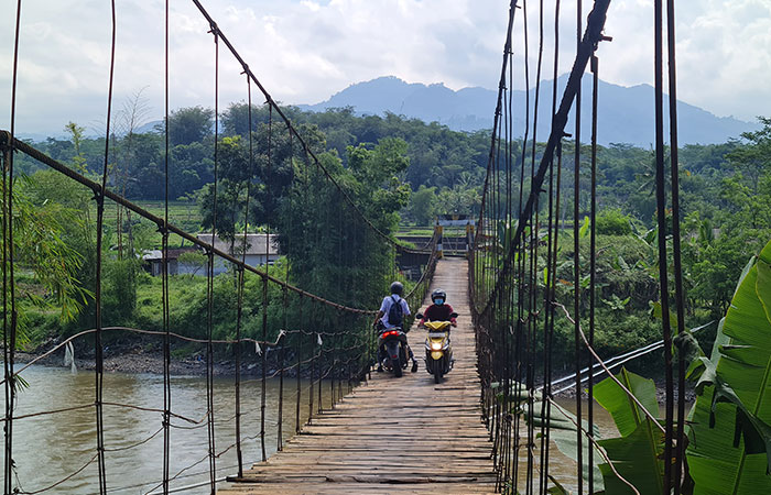 KURANG LAYAK: Kondisi jembatan gantung yang menghubungkan Ngembik Lor, Kramat Utara, Kota Magelang dengan Rejosari, Bandongan, Kabupaten Magelang.NAILA NIHAYAH/RADAR JOGJA
