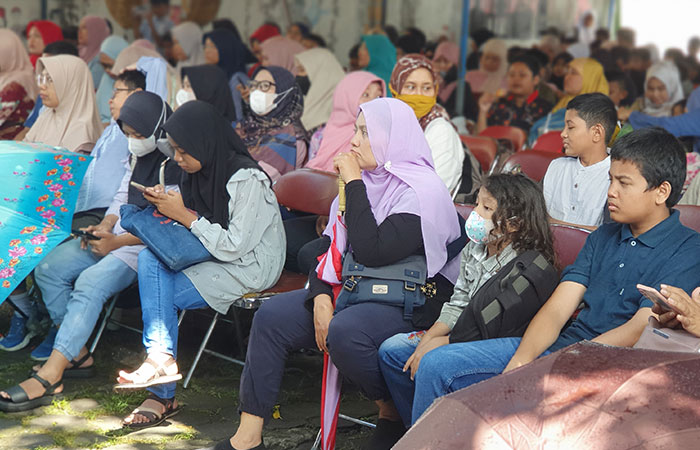 ANTUSIAS - Peserta menikmati gelar seni disela kegiatan try out di komplek SMP Muhammadiyah 5 Patehan,Kraton Jogja Minggu (21/1/2024).GUNAWAN/RADAR  JOGJA