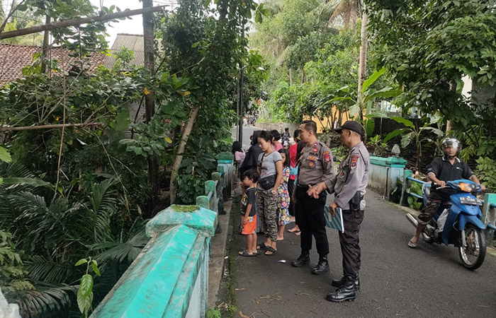 BELUM DITEMUKAN: Petugas tim SAR DIJ saat melakukan pencarian terhadap seorang anak yang terseret arus saat mandi di Sungai Konteng, Sedayu kemarin (21/1).
