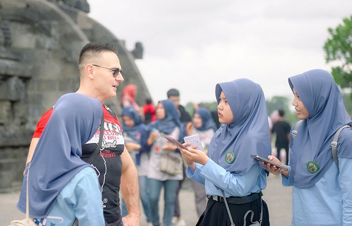 PRAKTIK LANGSUNG: Siswa MTs Negeri 1 Kebumen berinteraksi langsung dengan turis asing. Kegiatan ini berlangsung saat outing class di Candi Prambanan