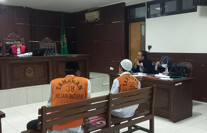BERLANJUT: Waliyin dan Ridduan saat menjalani sidang pemeriksaan terdakwa pada Kamis (18/1). Selanjutnya, keduanya dijadwalkan untuk menghadapi sidang tuntutan.