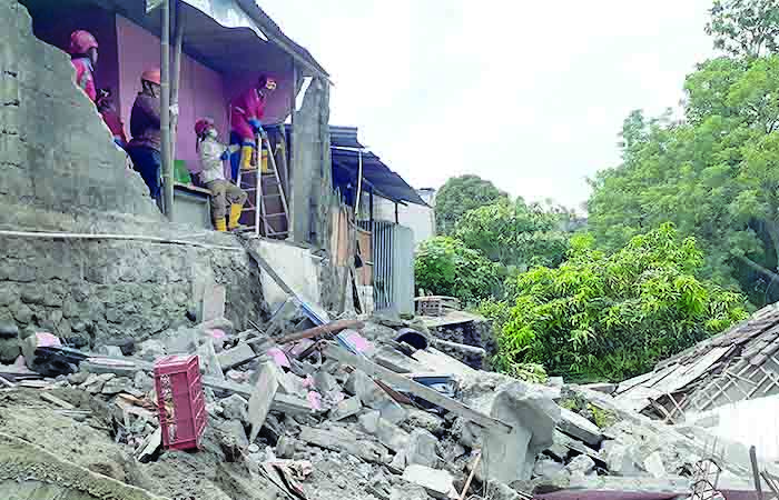 AMBROL: Dampak talut yang longsor hingga mengakibatkan bangunan universitas dan tiga rumah warga di Padukuhan Gondong, Sendangadi, Mlati, Sleman, mengalami kerusak
