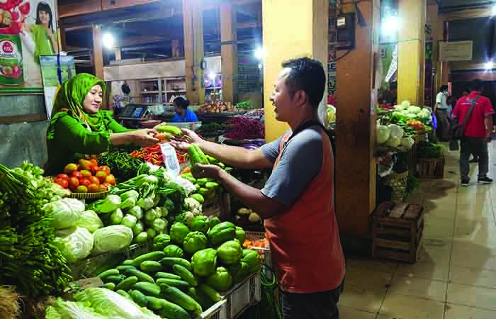 LARIS&nbsp;: Pedagang Pasar Beringharjo melayani konsumen di lapak sayur mayur Senin (22/1)